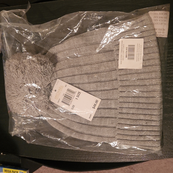 MICHAEL Michael Kors beanie with pom - Picture 5 of 5